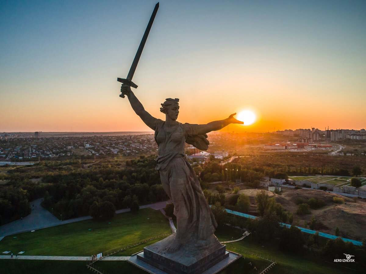 Автор фото aero izhevsk закат победа статуя родина