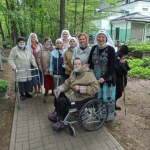 Насельницы Покровской богадельни в сопровождении сестер милосердия совершили паломническую поездку