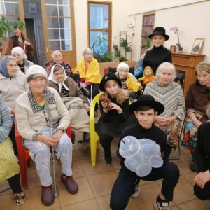 С днем пожилого человека Покровскую богадельню поздравила детская студия