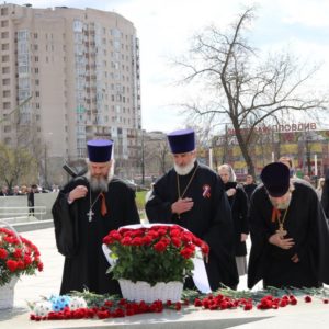 Настоятель ПокровХрам протоиерей Валерий Швецов принял участие в церемонии возложения цветов на мемориале «Рубеж»