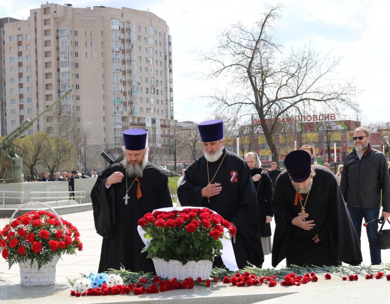 Настоятель ПокровХрам протоиерей Валерий Швецов принял участие в церемонии возложения цветов на мемориале «Рубеж»