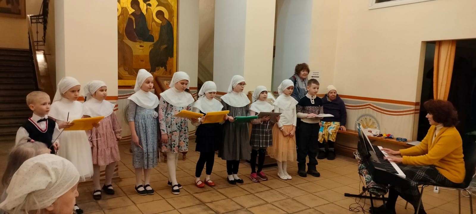 Воспитанники младшей группы Воскресной школы имени святителя Иоанна Милостивого выступили в Покровской богадельне
