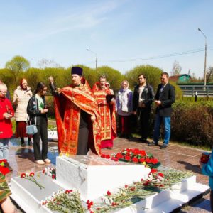9 мая совершили молебен и возложили цветы на братские могилы в Сергиево