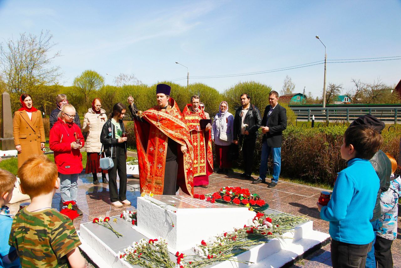 9 мая совершили молебен и возложили цветы на братские могилы в Сергиево