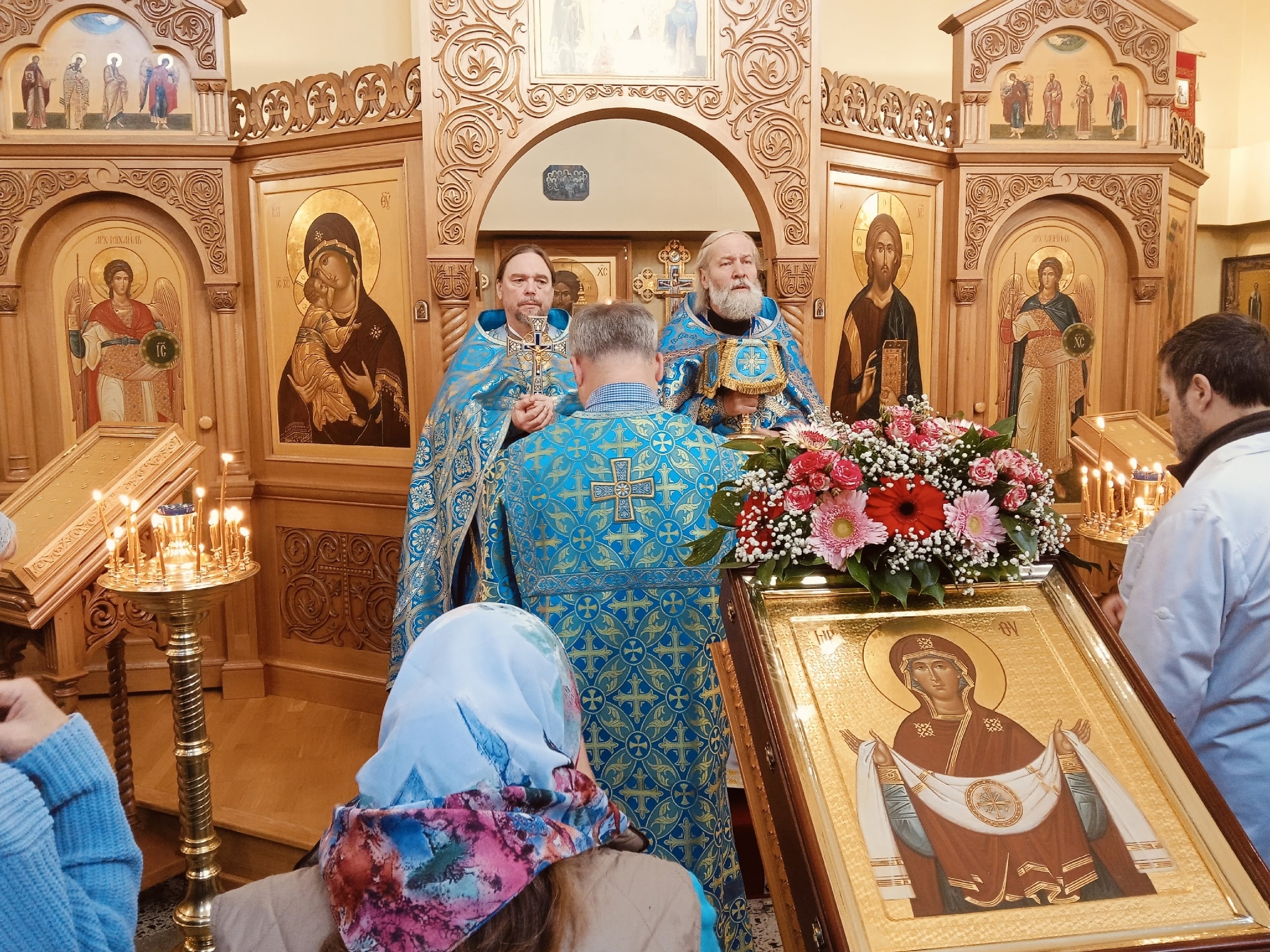 праздничная литургию в храме Покрова Божией Матери при 15 городской больнице