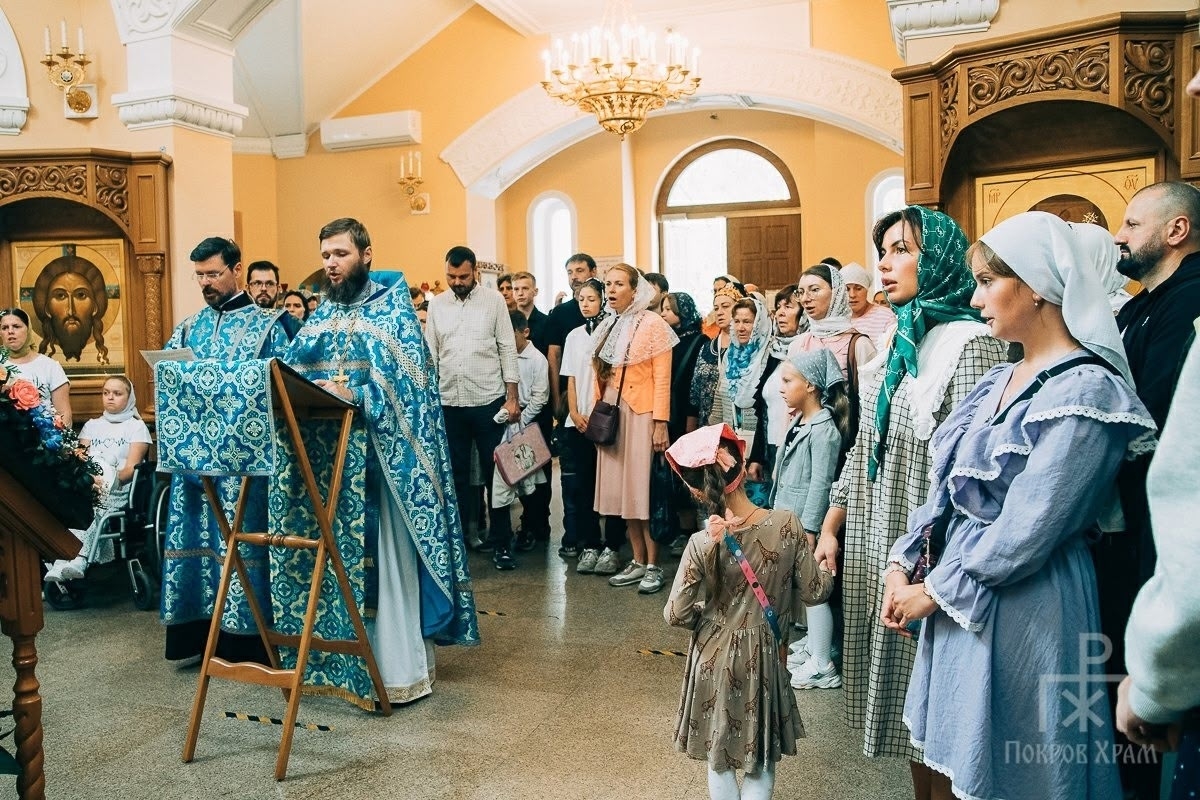 молебен перед началом учебного года в храме Иоанна Милостивого в Южно-Приморском парке